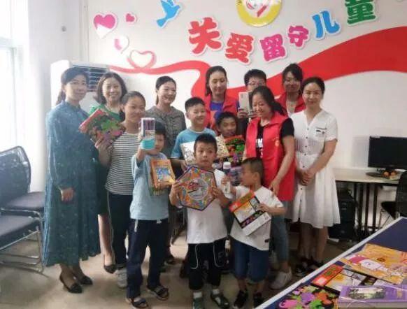 保安疑似冷得发抖，售楼处回应：在活动手脚